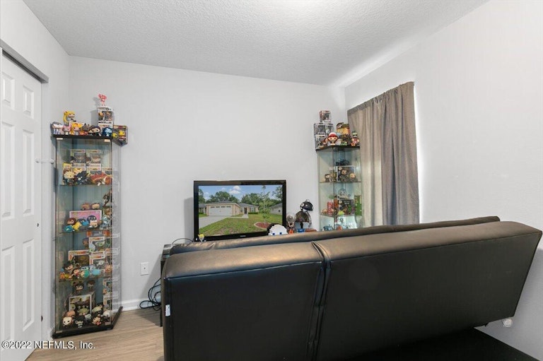 Photo 14 of 17 - 4507 Glendas Meadow Dr, Jacksonville, FL 32210