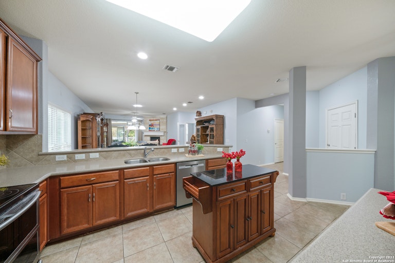 Photo 10 of 32 - 12543 Cascade Hls, San Antonio, TX 78253