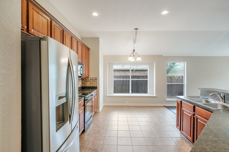 Photo 9 of 28 - 5308 Archer Dr, Fort Worth, TX 76244