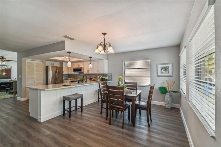 Photo 11 of 42 - 8010 Diagonal Rd N, Saint Petersburg, FL 33702