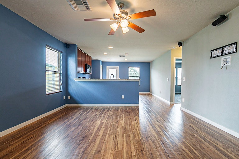 Photo 5 of 22 - 923 Salado Slough Ln, Rosenberg, TX 77471