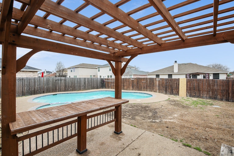 Photo 28 of 32 - 1300 Anna Lea Ln, Burleson, TX 76028
