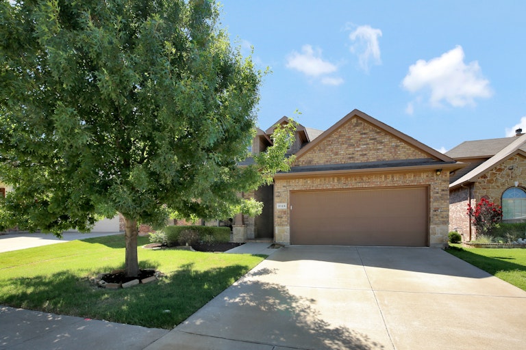 Photo 6 of 27 - 9124 Oldwest Trl, Fort Worth, TX 76131