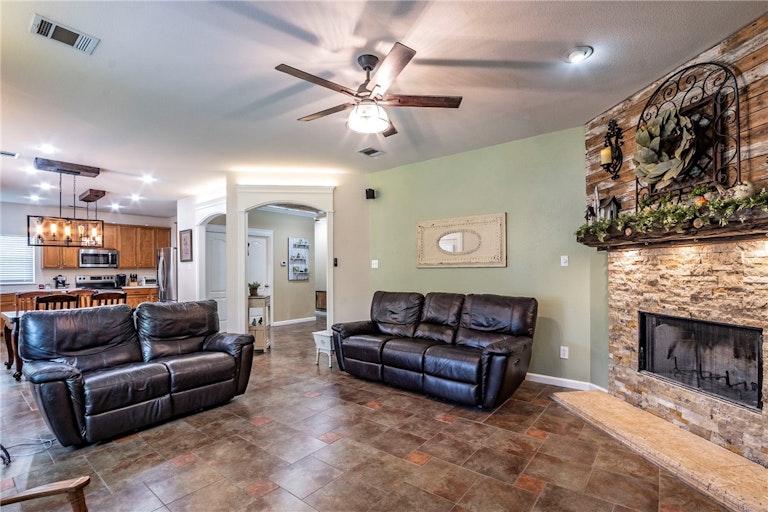 Photo 8 of 29 - 131 Castle Dr, Hutto, TX 78634
