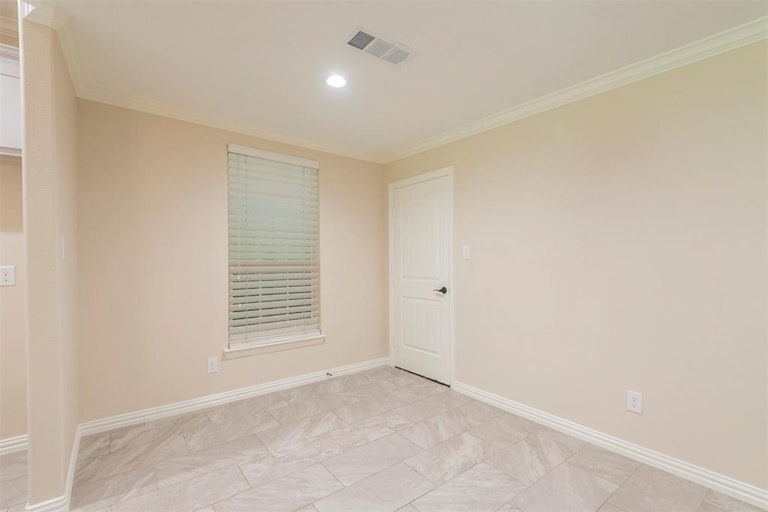 Photo 16 of 33 - 4165 Doyle Ln, Lancaster, TX 75134
