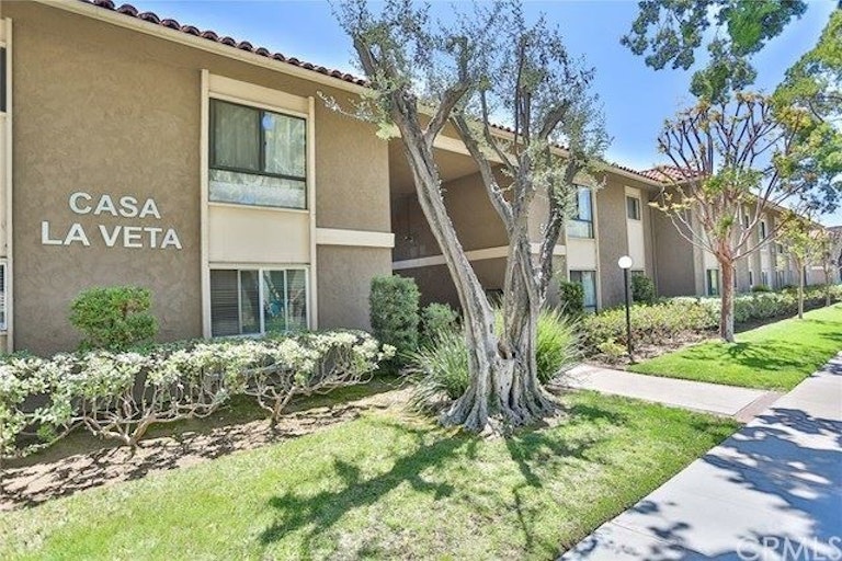 Photo 1 of 30 - 555 S La Veta Park Cir #116, Orange, CA 92868