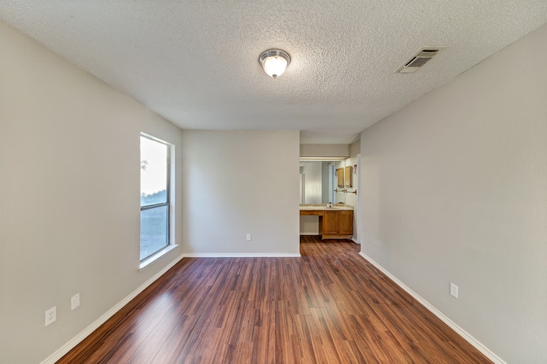 Photo 13 of 22 - 226 Juniper Dr, Arlington, TX 76018