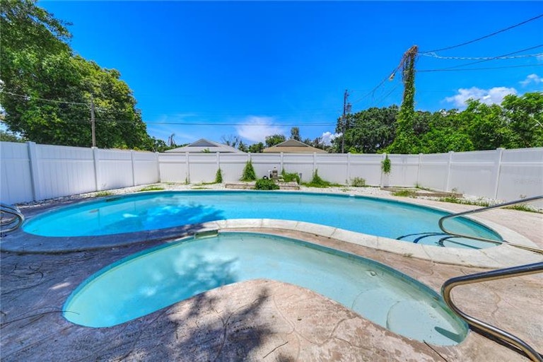 Photo 5 of 14 - 2615 19th St, Sarasota, FL 34234