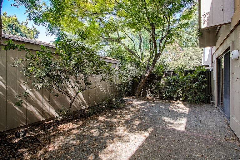 Photo 12 of 35 - 106 Hartnell Pl, Sacramento, CA 95825