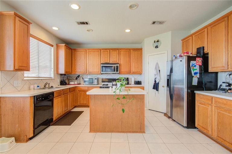 Photo 15 of 50 - 16651 Keegans Ridge Way Dr, Houston, TX 77083