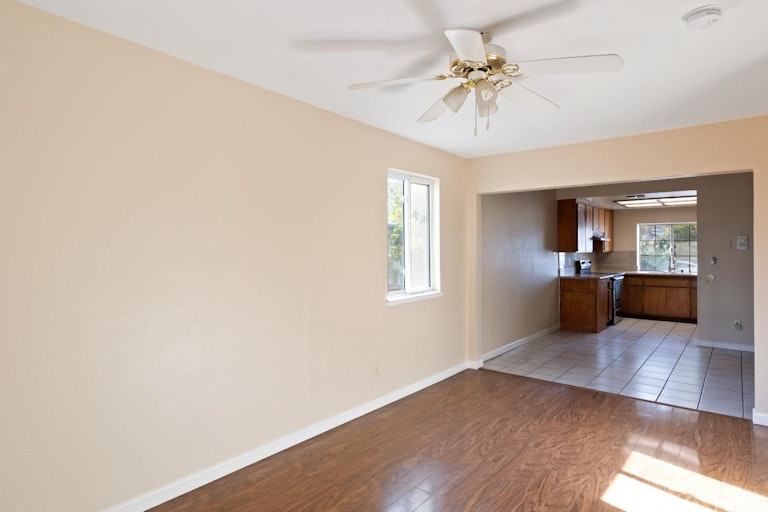 Photo 19 of 38 - 5030 Strasbourg Way, Sacramento, CA 95842