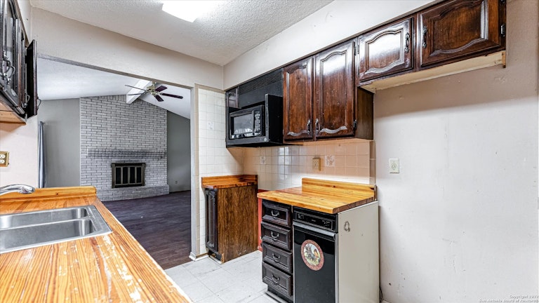 Photo 7 of 25 - 7323 Timber Ridge Dr, San Antonio, TX 78227