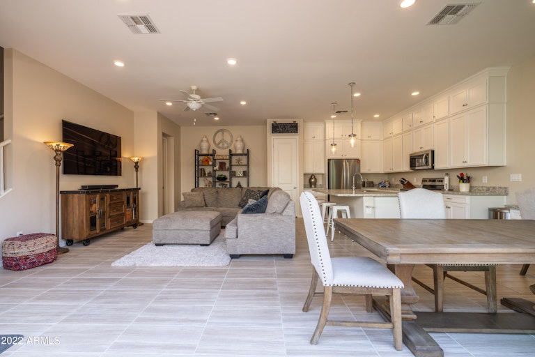 Photo 4 of 29 - 1553 E Megan St, Gilbert, AZ 85295