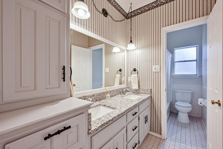 Photo 22 of 40 - 5607 Oak Branch Dr, Arlington, TX 76016