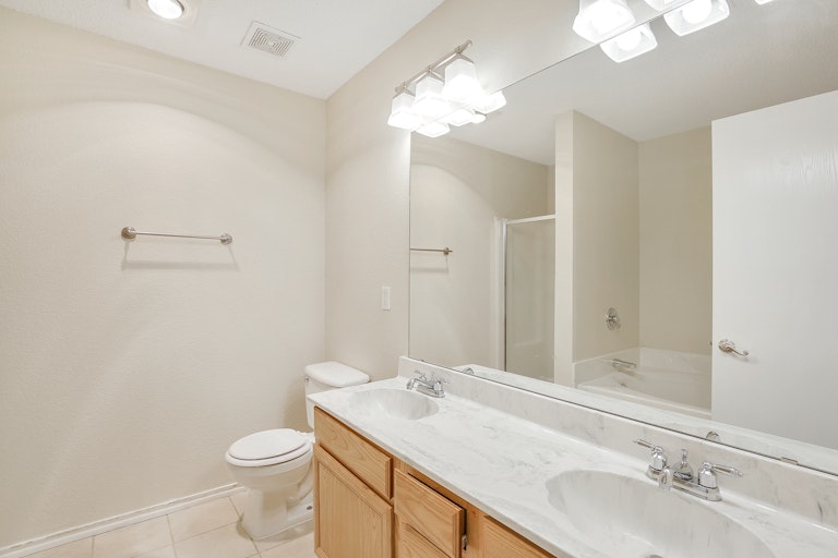 Photo 23 of 27 - 516 Berryhill Dr, Mansfield, TX 76063