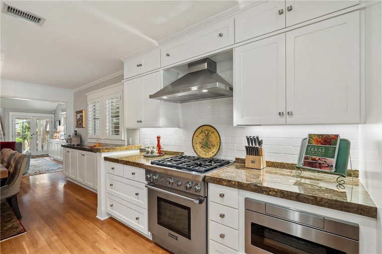 Photo 18 of 39 - 2901 Clearview Dr, Austin, TX 78703