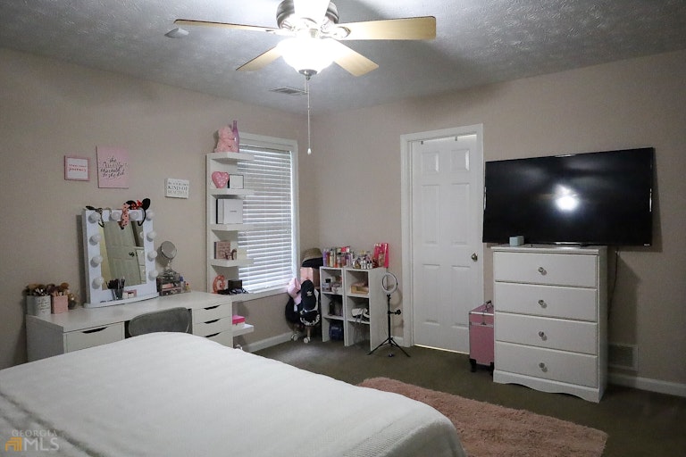 Photo 14 of 23 - 3155 Oak Grove Rd, Loganville, GA 30052