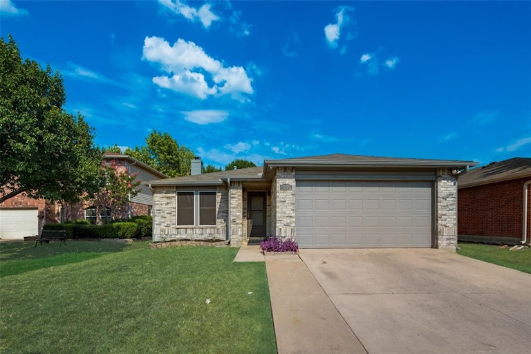 Photo 1 of 27 - 4816 Cedar Crest Dr, McKinney, TX 75070