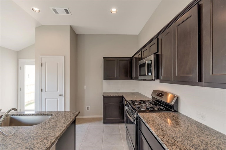 Photo 15 of 37 - 109 Billet Dr, Georgetown, TX 78626
