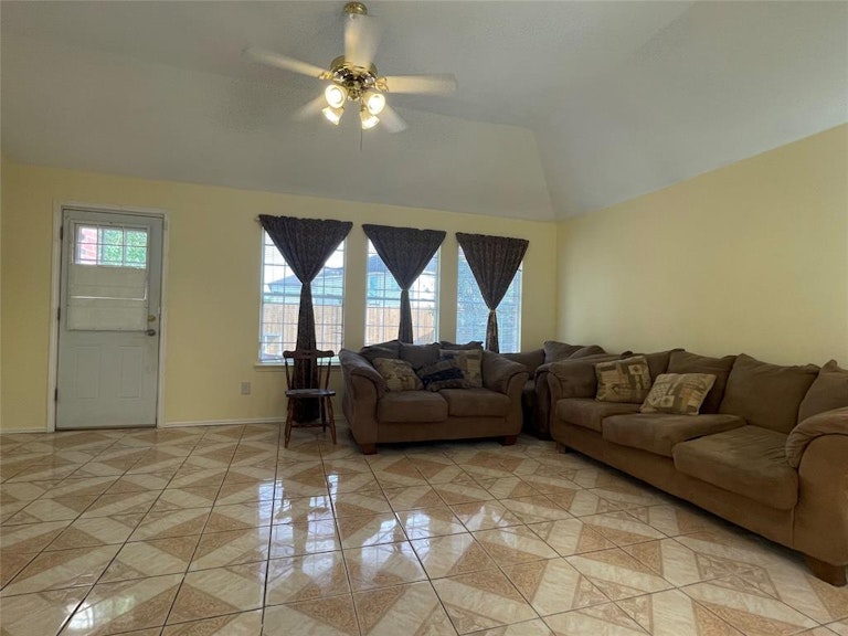 Photo 2 of 17 - 13103 Leader St, Houston, TX 77072