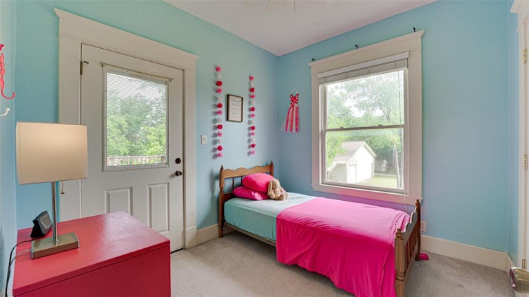 Photo 20 of 40 - 613 E Marvin Ave, Waxahachie, TX 75165