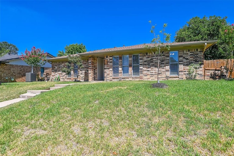 Photo 3 of 39 - 132 Heather Glen Dr, Coppell, TX 75019
