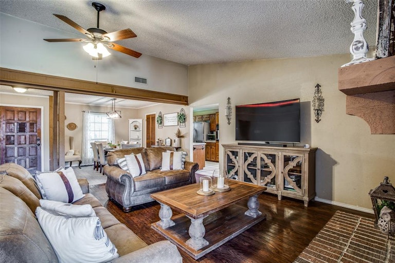 Photo 4 of 36 - 3008 Kensington Dr, Mesquite, TX 75150