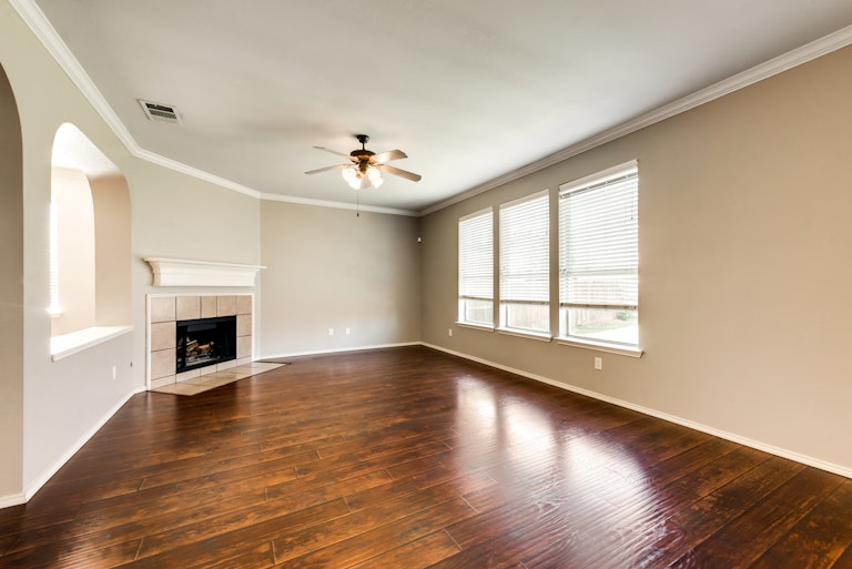 Photo 15 of 33 - 9909 Chadbourne Rd, Fort Worth, TX 76244