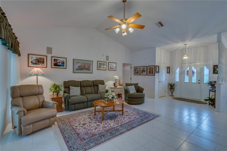 Photo 4 of 25 - 6106 Krista Dr, Spring Hill, FL 34609