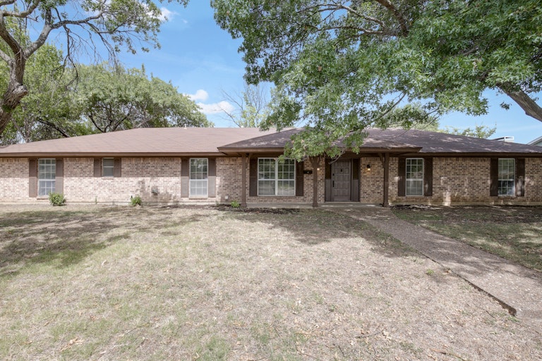 Photo 1 of 25 - 5301 S Dr, Fort Worth, TX 76132