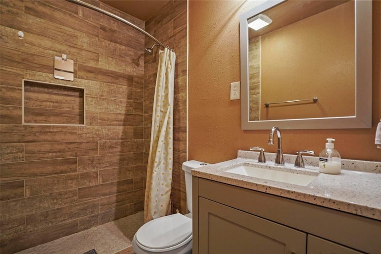 Photo 12 of 29 - 612 Highland Dr, Arlington, TX 76010
