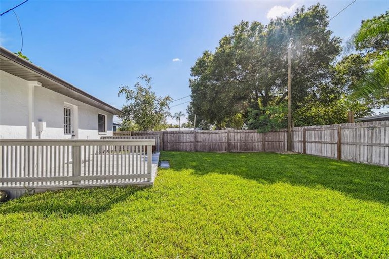 Photo 9 of 42 - 8010 Diagonal Rd N, Saint Petersburg, FL 33702