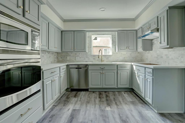 Photo 13 of 27 - 7919 Fairdale Ln, Houston, TX 77063