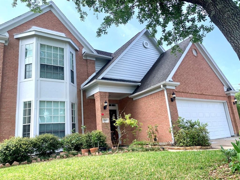 Photo 1 of 35 - 12707 Nicole Ct, Missouri City, TX 77489