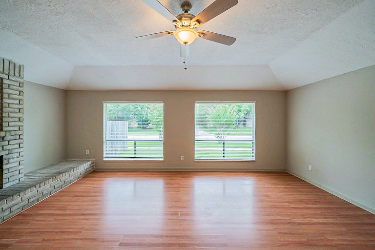 Photo 15 of 32 - 105 Greenshire Dr, League City, TX 77573