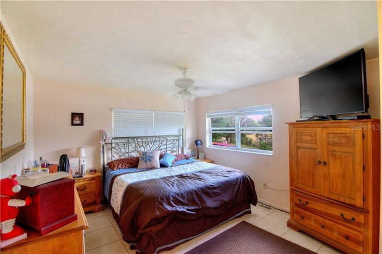 Photo 13 of 19 - 245 E Beach St, Groveland, FL 34736