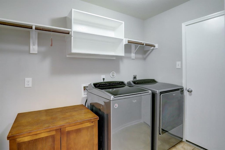 Photo 28 of 32 - 1910 Grandoak Dr, Pearland, TX 77581