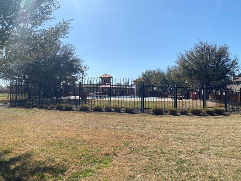Photo 35 of 35 - 10304 Fossil Valley Dr, Fort Worth, TX 76131