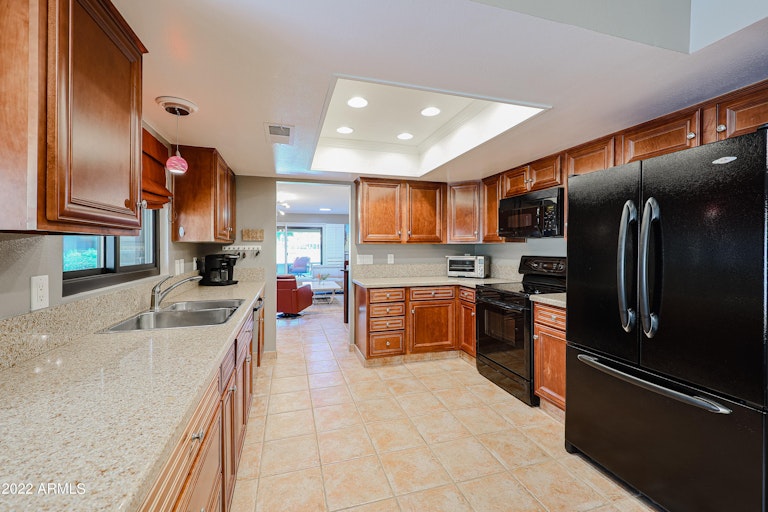 Photo 3 of 33 - 9736 W Kerry Ln, Peoria, AZ 85382