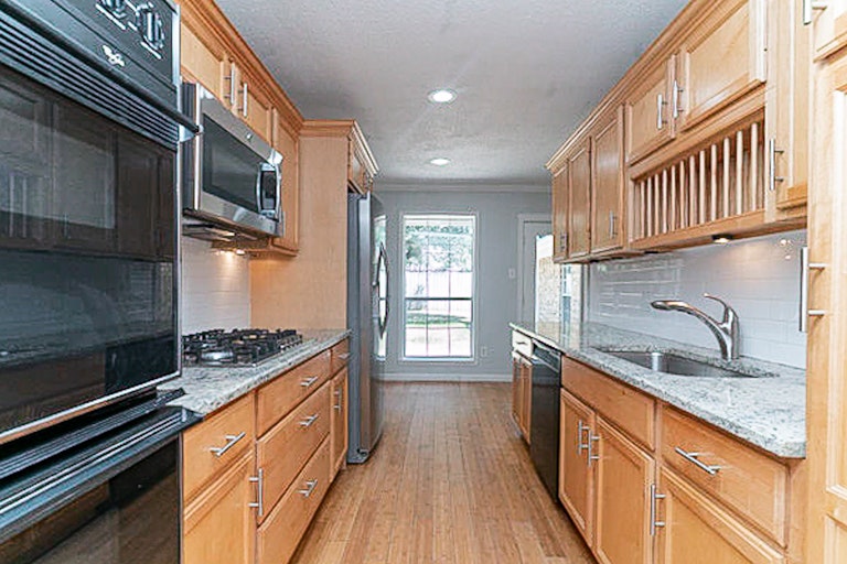 Photo 4 of 25 - 2811 Ashbury Dr, Arlington, TX 76015