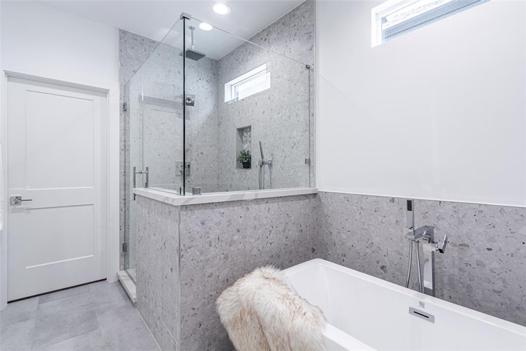 Photo 24 of 33 - 3410 Hardy St, Houston, TX 77009