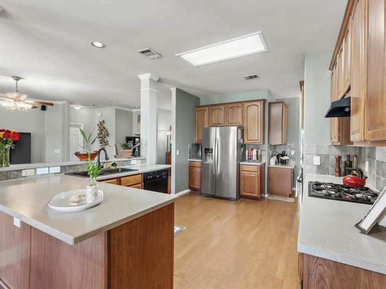 Photo 12 of 38 - 4133 Walnut Creek Ct, Fort Worth, TX 76137