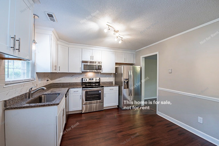 Photo 4 of 16 - 5800 Nottoway Ct Unit G, Raleigh, NC 27609