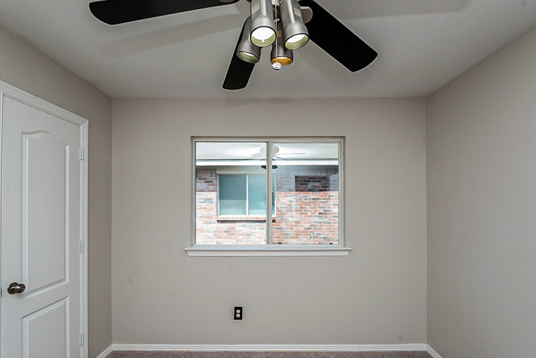 Photo 12 of 20 - 317 Oxford St, Burleson, TX 76028