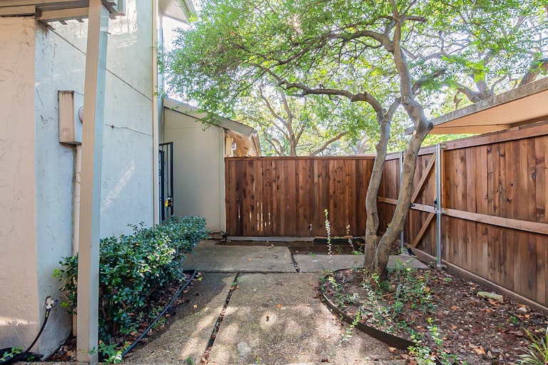 Photo 19 of 25 - 9326 Emberglow Ln, Dallas, TX 75243