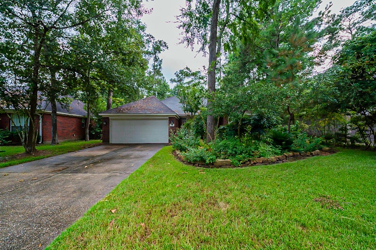 Photo 1 of 39 - 57 N Old Cedar Cir, Spring, TX 77382