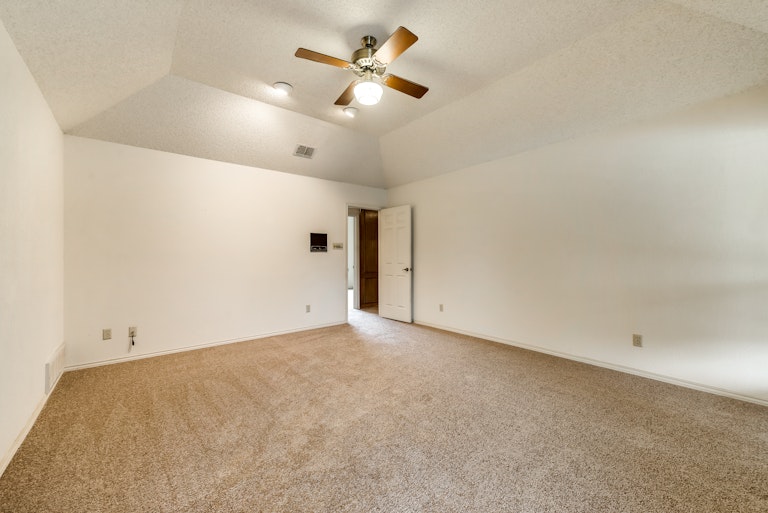 Photo 15 of 26 - 7409 Wind Chime Dr, Fort Worth, TX 76133