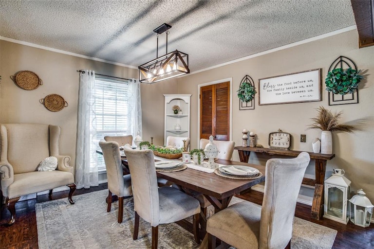 Photo 3 of 36 - 3008 Kensington Dr, Mesquite, TX 75150