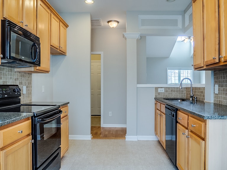 Photo 3 of 27 - 8004 Willowglen Dr, Raleigh, NC 27616