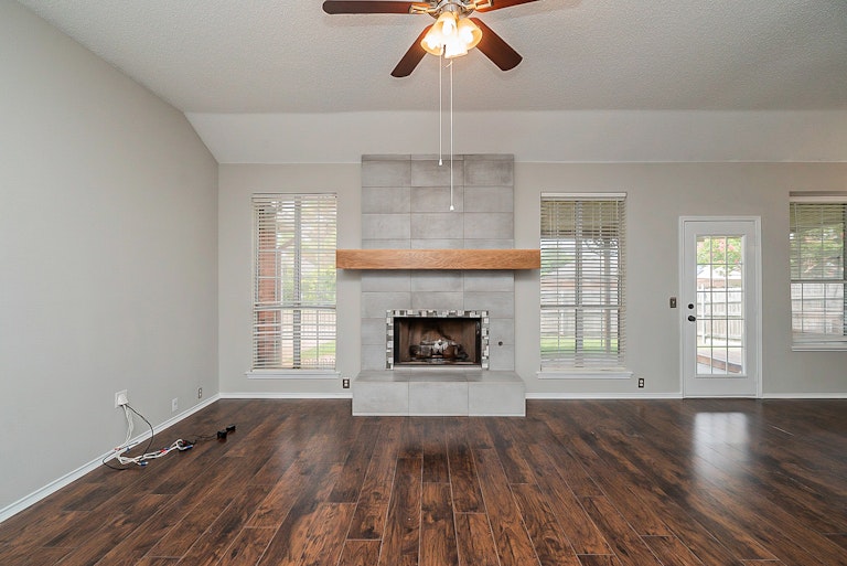 Photo 5 of 47 - 1309 Woodthorpe Dr, Mesquite, TX 75181